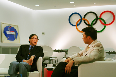 霍震霆先生接受《见证十年》主持人李灿荣访问。