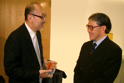 司徒杰先生向霍震霆先生介绍点心卫视以大珠三角为目标的定位及节目内容,并向霍先生致送纪念品以示谢意。