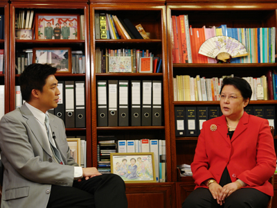 主持人李灿荣于立法会大楼主席办公室与范徐丽泰女士进行专访。