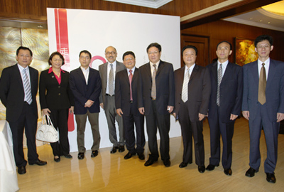 香港点心电视有限公司董事庞俊怡先生(左三),董事/行政总裁司徒杰先生(左四)与广东省人民政府、广东省委宣传部、广东省广播电影电视局、南方广播影视传媒集团、中央政府驻香港联络办公室负责人合影。