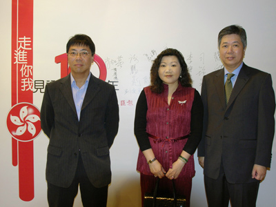 香港政府新闻处副处长陈任慧芬太平绅士(图中)、助理处长(本地公共关系)王永杰先生(图右)及潭锡扬先生出席酒会(图左)。