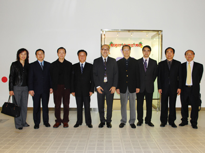 图为点心卫视董事及行政总裁司徒杰先生(图中)与广东省委宣传部副部长、广东省人民政府新闻办公室主任李守进先生(左四),广东省人民政府港澳事务办公室副主任林迪夫先生(右四)等来访领导合照。