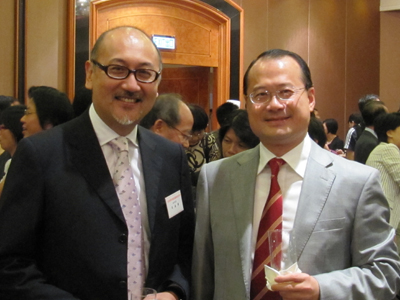 不少新闻界的朋友出席酒会,中华总商会会长蔡冠深先生就是其中一位。