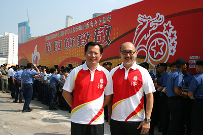 点心卫视董事兼行政总裁司徒杰先生(右)与南方广播影视传媒集团总裁张惠建先生(左)应邀作为嘉宾持旗手参与《向国旗致敬》活动。