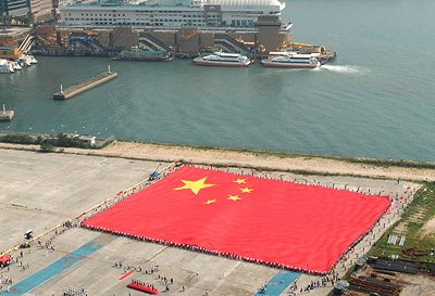这面巨大的中国国旗长89米、宽60米、重510公斤,由60名香港各界代表受邀担任持旗手。