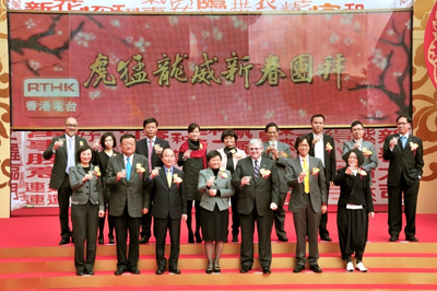 各传媒机构负责人以及商务及经济发展局局长刘吴惠兰女士(前排左四),连同商务及经济发展局常任秘书长(通讯及科技)栢志高先生(前排右三),在台上向大家祝酒。
