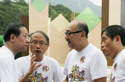 司徒杰先生(右二)与保安局副局长黎栋国(左一)交谈。左二为助理广播处长戴建文,右一为香港商报副总编辑王陶。