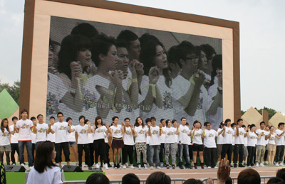 有30多名年青歌手参与演出,他们分别献唱了励志歌曲,并号召大众继续坚决抗毒,唱响亚运。