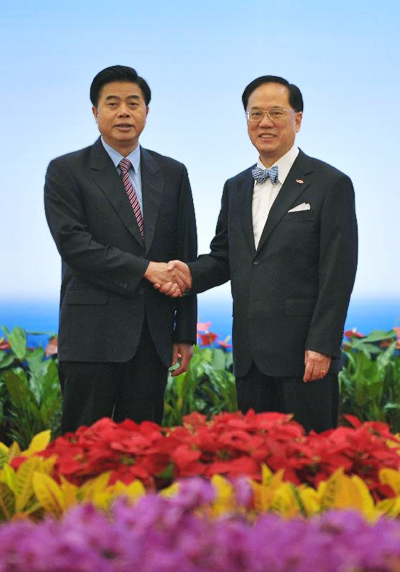 行政长官曾荫权(右)与广东省省长黄华华在会议前握手。