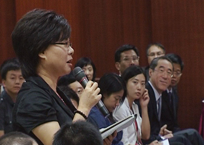 “我是点心卫视记者,请问曾先生……”。前排右二为陪同行政长官出席会议的政务司长长唐英年先生。