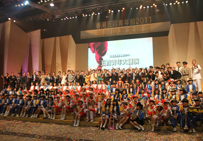 香港及内地近千名青少年参加了汇演。表演结束后，部分人和主礼嘉宾大合照。