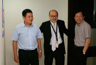 司徒杰先生(中) 和张惠建先生(右)接待莫高义先生(左)。