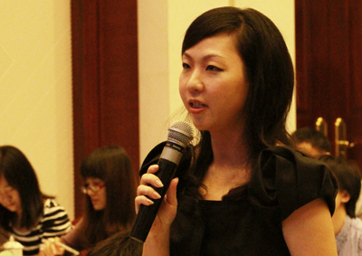 点心卫视记者陈晶小姐在新闻发布会上提问。