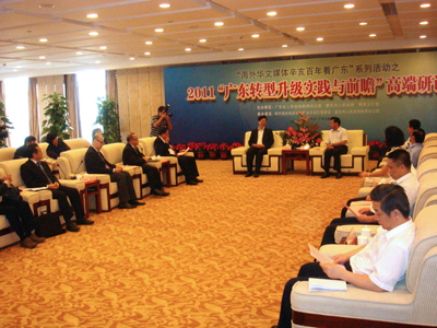 研讨会开始前，林雄部长(中右)和香港文汇报王树成社长会见了与会的海外传媒代表。左三为司徒杰先生。