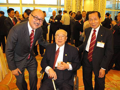 由左至右:司徒杰先生,美心集团名誉主席、中总永远名誉会董伍沾德博士,远大贸易有限公司董事长总经理李欢先生。