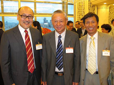 由左至右:司徒杰先生,前保安局局长李少光生,香港汽车零部件工业协会会长黄震博士。