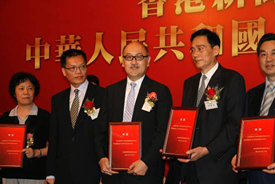 司徒杰先生(中)作为其中赞助机构代表接受纪念状。左二为香港信报总编辑陈景祥先生,左四为深圳报业集团社长、香港商报社长黄扬略先生。