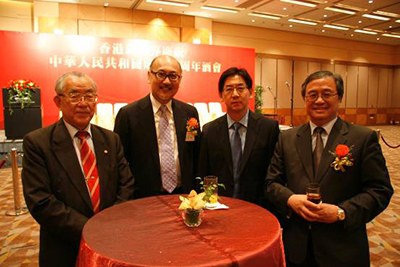新老朋友共聚一堂!由左至右:中银国际副董事长林广兆先生,司徒杰先生,新加坡驻港总领事馆总领事传光燊先生,全国人大代表黄敏刚先生。