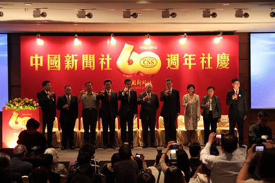 由左至右:中新社总编辑章新新先生,全国政协委员余国春先生,解放军驻港部队副司令员陈维展大校,中联办副主任李刚先生,行政长官梁振英先生,全国政协副主席董建华先生,国务院侨办副主任何亚非先生,外交部驻港副特派员姜瑜女士,全国人大常委范徐丽泰女士,中新社社长刘北宪先生。