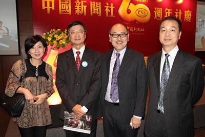由左至右:点心卫视营业及事务部副总裁黄美玲小姐,中新社社长刘北宪先生,点心卫视董事兼行政总裁司徒杰先生,明报副总编辑张许先生。