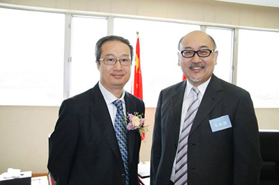 仪式开始之前,中联办青年工作部副部长李蓟贻先生(左)与点心卫视董事兼行政总裁司徒杰先生在贵宾室交谈。