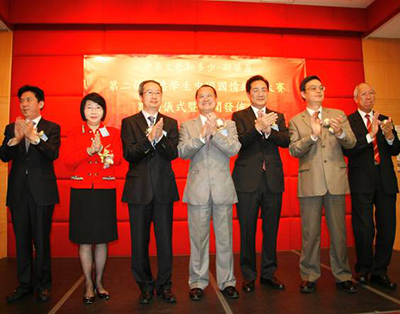各位嘉宾主持大赛启动礼。由左至右:文汇报总经理欧阳晓晴先生,新华集团顾问及法律总监蔡关颖琴女士,中联办青年工作部副部长李蓟贻先生,新华集团主席蔡冠冠深博士,香港文汇报董事副社长冯瑛冰先生,中联办教育科技部副部长李鲁先生,港区全国人大代表、招商局集团有限公司常务董事袁武先生。