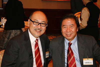 在欢迎内地出席中总换届仪式的晚宴上,司徒杰先生和九龙仓董事包静国先生。
