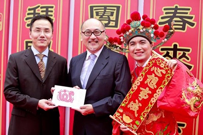 广播处长邓忍光先生(左)向点心卫视董事兼行政总裁司徒杰先生赠送灵蛇剪纸,祝贺新年。