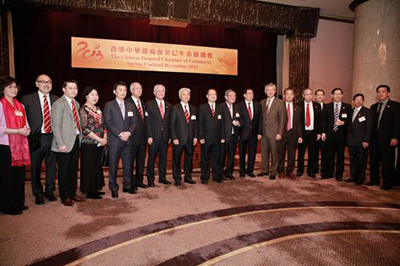 新旧会长携常董会董们欢聚一堂,贺新春:中总副会长曾智明先生(左三), 会长杨钊先生(左八) 永远名誉会长蔡冠深先生(左九)。