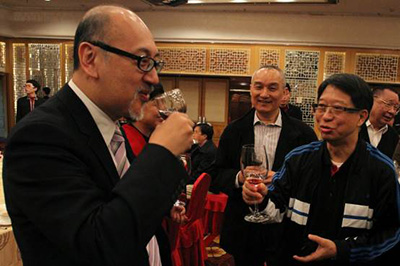 先饮为敬!团拜气氛轻松!前右为香港新闻工作者联会总干事焦惠标先生。