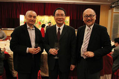 由左至右:陆晓丹先生,澳门新闻局局长陈致平先生,司徒杰先生。