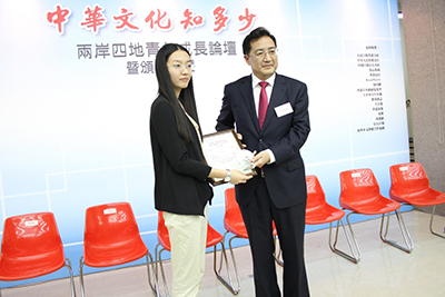 获得“最佳论文”奖的上海华东理工大学李雅君同学因课程关系,未能亲身赴港领奖,由文汇报工作人员(左)代领。颁奖嘉宾为文汇报副社长溤瑛冰先生。