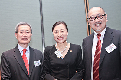 由左至右:香港专业联盟主席刘炳章先生,香港会计师公会会长赵丽娟女士,司徒杰先生。