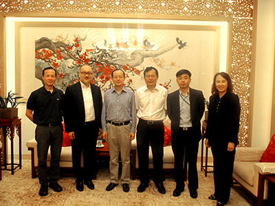 由左至右:点心卫视台长林瑞军先生,点心卫视董事兼行政总裁司徒杰先生,中联办杨健副主任,南方广播影视传媒集团总裁建惠建先生,中联办宣传文体部副部长朱文先生,点心卫视助理副总裁、公共事务主管戚山宁小姐。