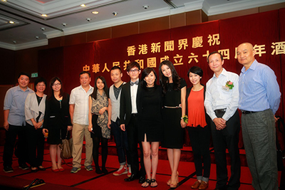 点心卫视负责人及工作人员来个合影。副总裁庄漪小姐(左八),台长林瑞军先生(右二),台长助理陆晓丹先生(右一)。
