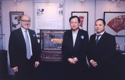 司徒杰先生(左)、张惠建先生(中)和文专委主任、广东中凯文化集团董事长郭子龙先生(右)在粤港澳非物质文化遗产交流展的《好运来》刺绣旁合影留念。该刺绣立体感强,栩栩如生,是国家级非遗保护项目传承人、高级工艺美术师孙庆先的作品,被国务院外交部定点作为国礼品。