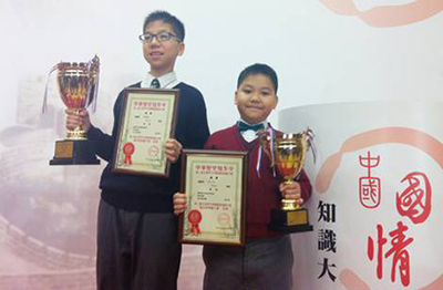 英华书院就读的哥哥郑志城(左),赢得个人赛中学组冠军。和弟弟郑志恒来个合照。
