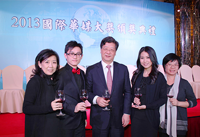 由左至右:庄漪小姐,Jose, 文汇报社长王树成先生,Yan小姐,点心卫视助理项目总监林卫平小姐。