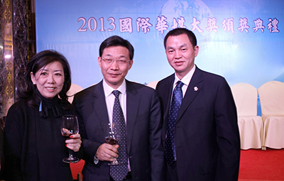 由左至右:庄漪小姐,广东省新闻办常务副主任张知干先生和副主任邓鸿先生。