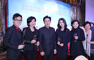 由左至右: Jose,点心卫视市务及销售部副总裁黄美玲小姐,文汇报董事总经理欧阳晓晴先生, Yan,庄漪小姐,林卫平小姐。