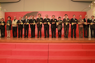 部分主礼嘉宾:香港国际创价学会理事长吴楚煜先生(左一),中华总商会副会长庄学山先生(左三),潮属社团总会创会主席陈伟南先生(左四),中国侨联副主席陈有庆先生(左五),中国书法家协会副主席苏士澍先生(左七),国家林业局原局长、中国绿化基金会主席王志宝先生(左八),香港特区政府民政事务局副局长许晓晖女士(右六),文汇报董事长兼社长王树成先生(右五),潮属社团总会主席陈幼南先生(右四),中华总商会文化产业委员会主席司徒杰先生(右二)。