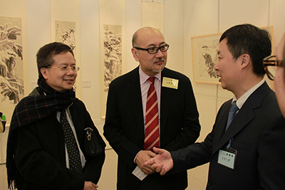 嘉宾在展览中交流。由左至右:中总文化产业委员会委员王启逹先生,司徒杰先生,中国绿化基金会秘书长李润明先生。