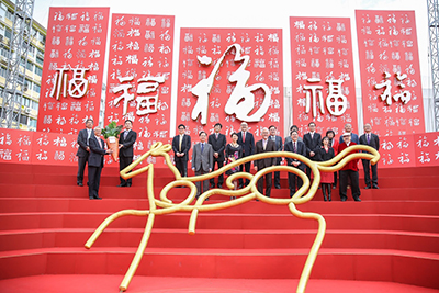 通讯事务管理局主席何沛谦先生(前排左一)及广播处长邓忍光主先生持(左二),与一众传媒代表主持团拜仪式。