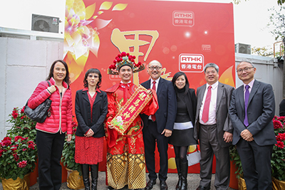 点心卫视同仁与财神合照。由左至右:点心卫视助理副总裁、公共事务部主管戚山宁小姐,副广播处长戴淑娆小姐,财神,司徒杰先生,点心卫视副总裁庄漪小姐,助理广播处长施永远先生,副广播处长戴健文先生。