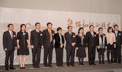 主礼嘉宾剪彩后合照。其中,左四为画家刘中先生,左五为民政事务局副局长许晓辉女士,左七为中联办青年工作部副部长唐淑兰女士。