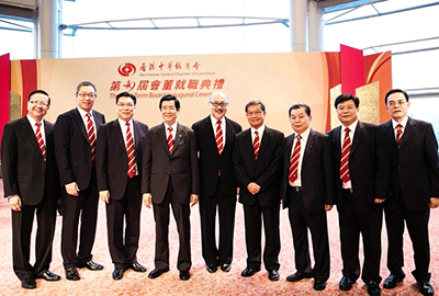 中总会董喜相逢。司徒杰先生(中)与众会董合照。