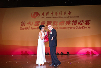 司徒杰先生向罗敏庄小姐献花,鼓励她的精彩表演。
