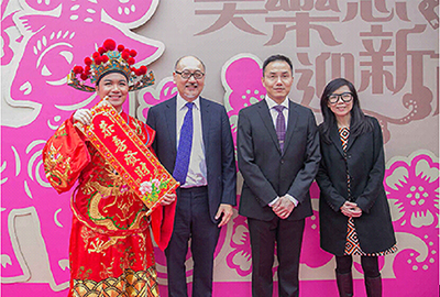 和财神来个合照!左二起:点心卫视董视兼行政总裁司徒杰先生,广播处长邓忍光先生,点心卫视副总裁庄漪小姐。