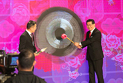 商务及经济发展局局长苏锦梁先生敲响电子铜锣。