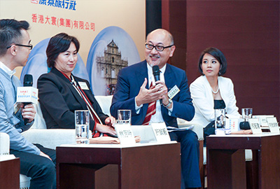 右边第一位起:竹幼婷小姐任大会司仪,点心卫视董事兼行政总裁司徒杰先生主持“文化创意产业”论坛环节